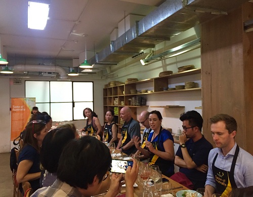 Tổng Lãnh sự Australia tại thành phố Hồ Chí Minh (áo xanh) giao lưu cùng giới báo chí về sự kiện 